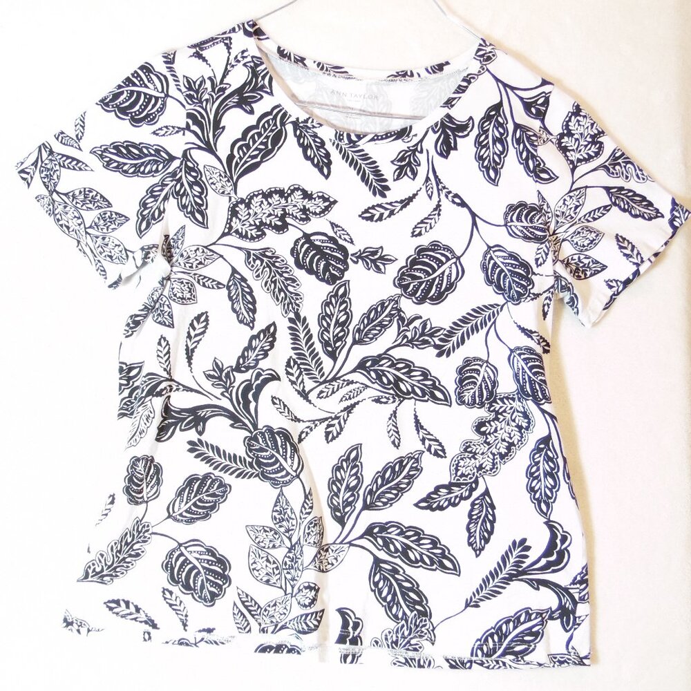 Ann Taylor‎ Top Womens Large Black White Leaf Print Short Sleeve Crew Neck EUC